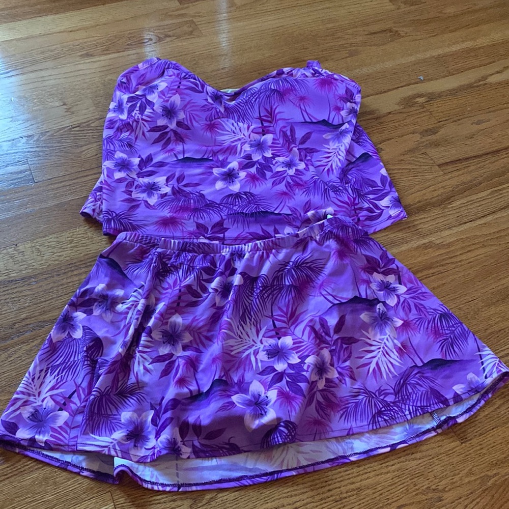 Cute two-piece bathing suit with bottom “skirt”, by Dippers. Size 16W